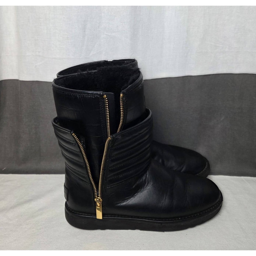 UGG Australia Black Leather Croc Embossed Moto Boots Gold Zip Shearling 7 19017F